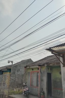 Warga Regency Keluhkan Kabel WiFi yang Semrawut
